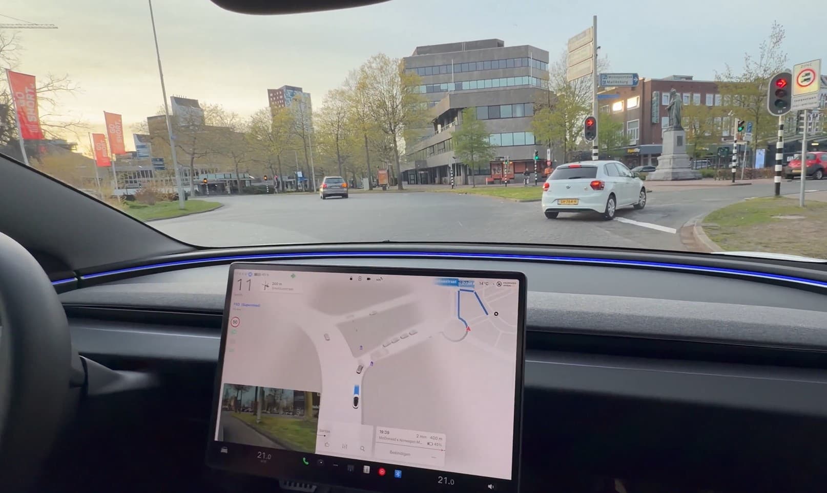„Permite depășirea sistematică a vitezei legale”. Prima țară din Europa care blochează sistemul Tesla FSD în Europa