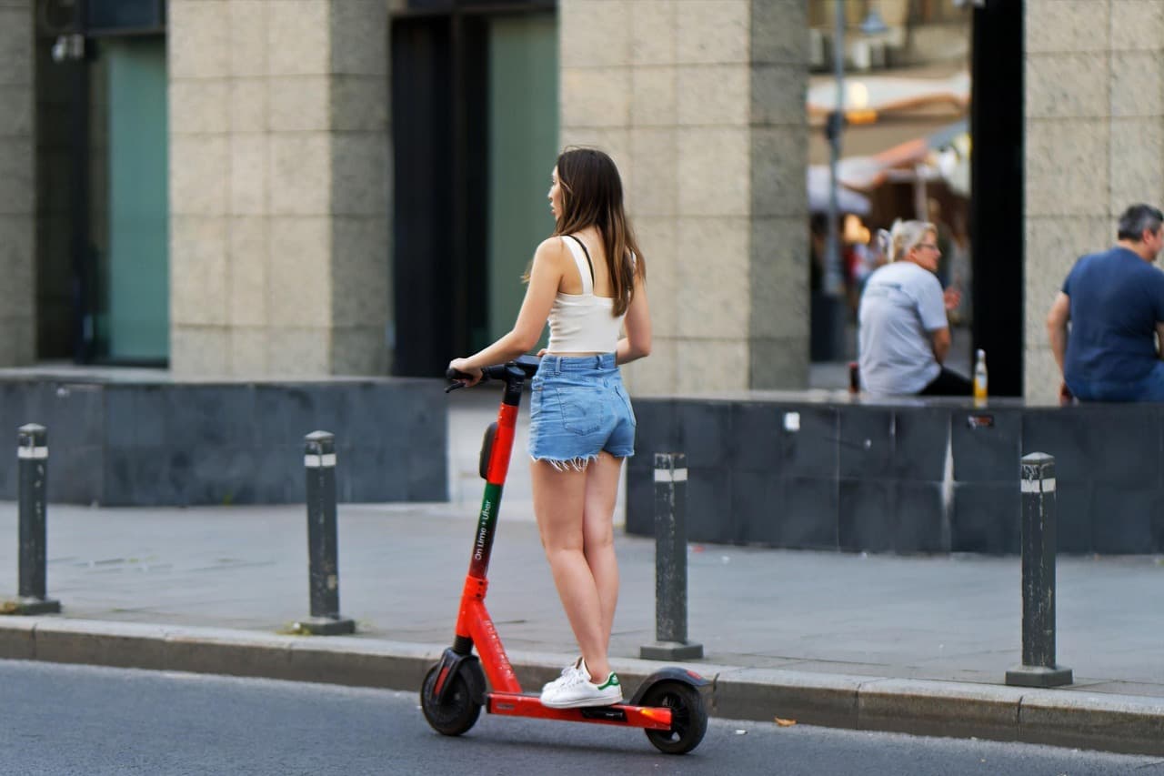 Schimbare la trotinete electrice: Casca de protecție, obligatorie la orice vârstă și pe orice drum public - proiect. Doar în jumătate de an, 7 persoane au murit în accidente cu trotinete