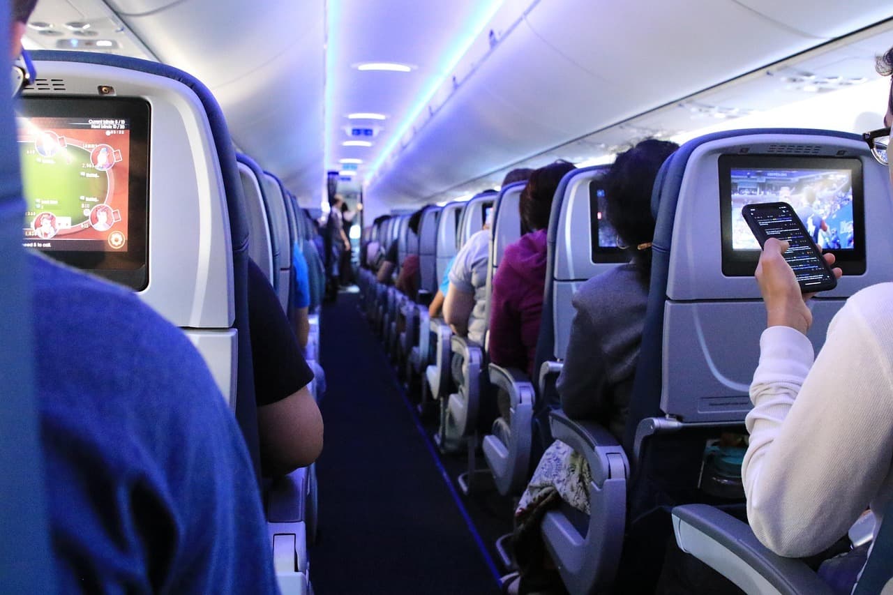Mesaj: Nu așteptați ieftinirea rapidă a biletelor de avion