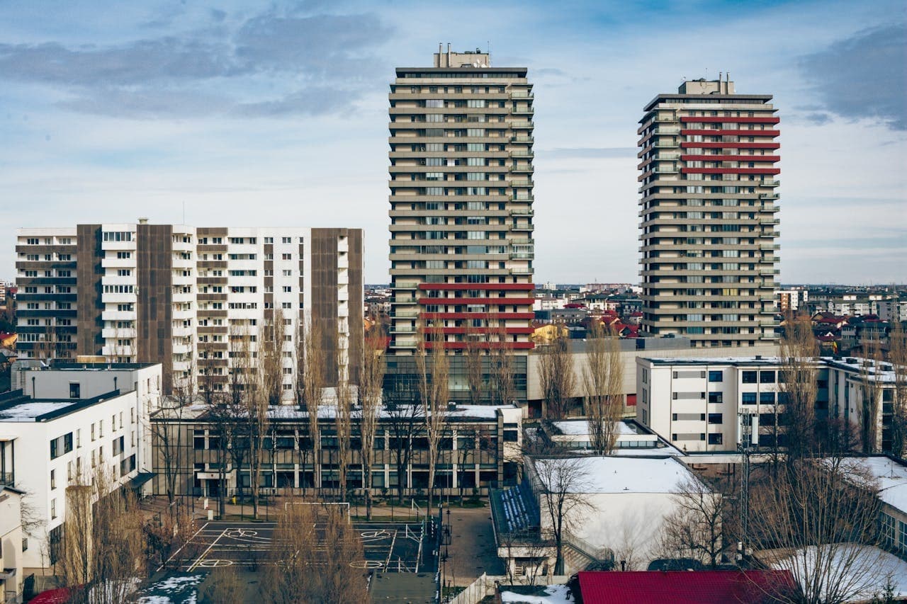 GRAFIC Scumpiri la case deși tranzacțiile scad. Cele mai sigure investiții nu mai sunt proprietățile „premium” sau spectaculoase. Ce urmează pe piața imobiliară
