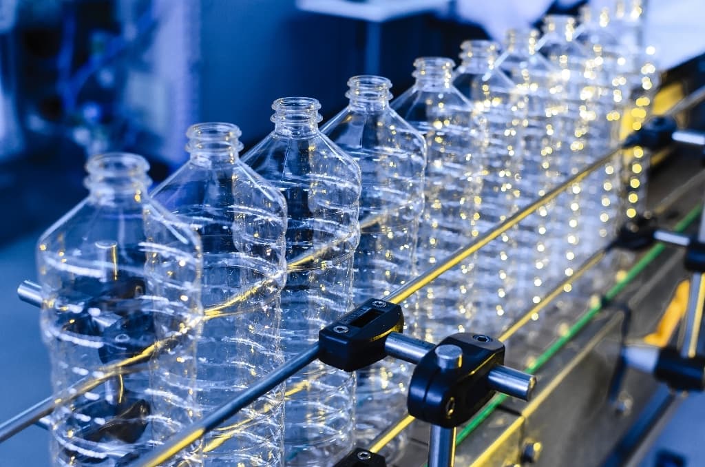 Închiderea strâmtorii Ormuz ar putea alimenta inflaţia globală prin scumpirea plasticului