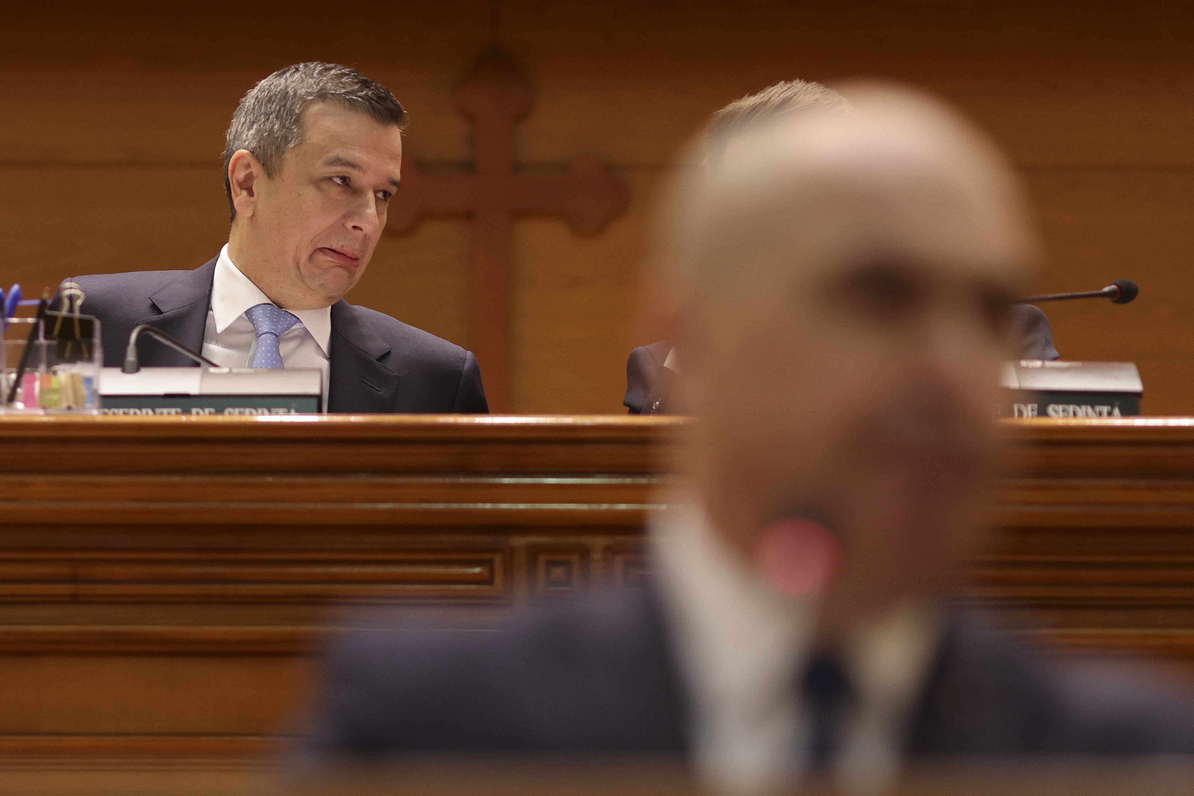 UniCredit vede o nouă coaliție pro-UE: Spațiul de manevre politice e redus de riscul de retrogradare și instabilitate financiară. BNR dă semnal prin cursul valutar