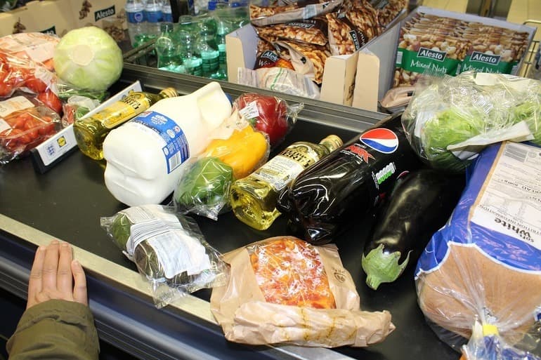 GRAFIC BCR se așteaptă la o scădere a retailului în 2026. Presiune pe scăderea vânzărilor din inflația de două cifre, slăbirea pieței muncii, instabilitatea globală și zgomotul politic