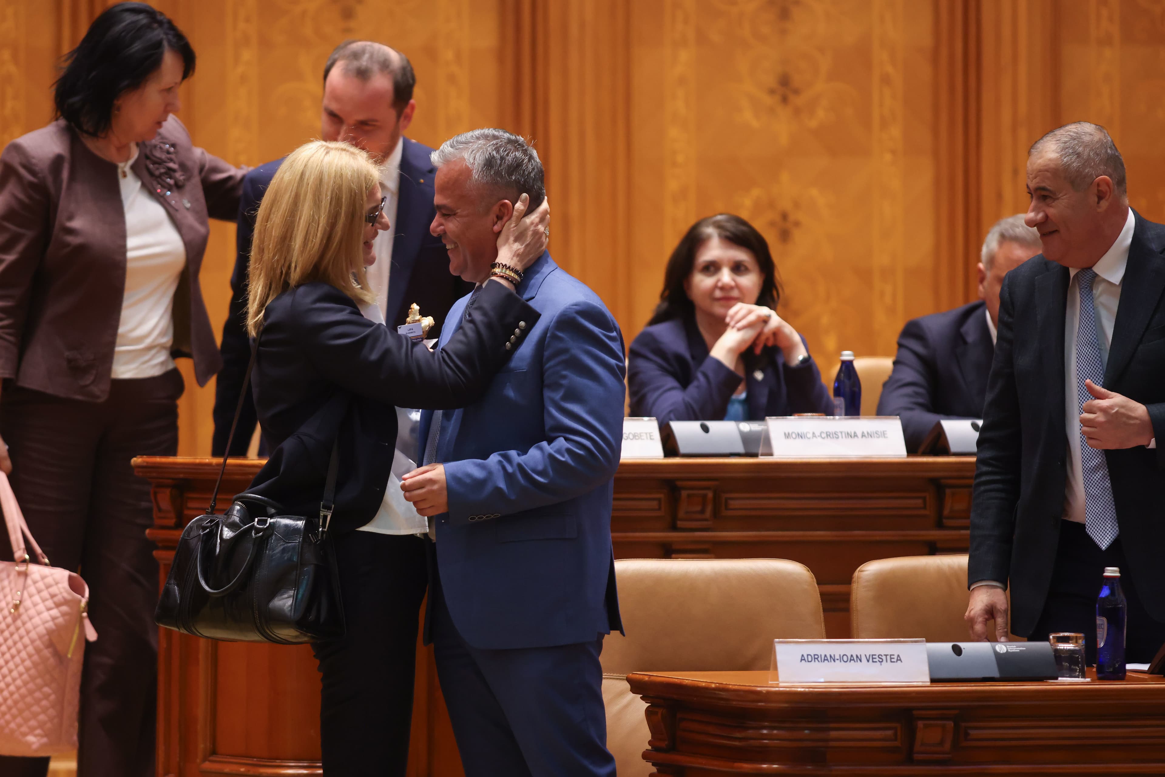 ULTIMA ORĂ FOTO&VIDEO România, în criză. Guvernul Veștea, respins matematic, fără număr suficient de voturi
