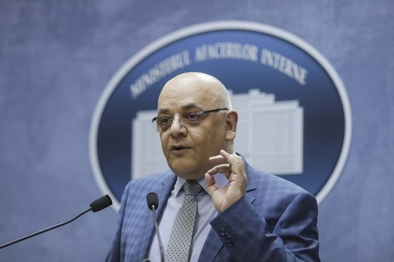 Raed Arafat recunoaște că a fost pus sub acuzare pentru contrabandă, într-un dosar privind cumpărarea unui elicopter SMURD. Medicul spune că un același procuror, trecut de la DNA la Parchetul Militar, este implicat în toate dosarele sale