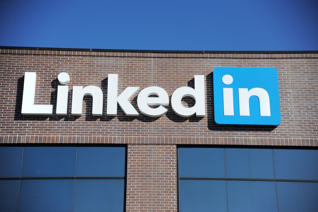 Anunțuri false de angajare. Mesaje “job scam” pe LinkedIn. Cum pot fi observate și cum îți protejezi datele