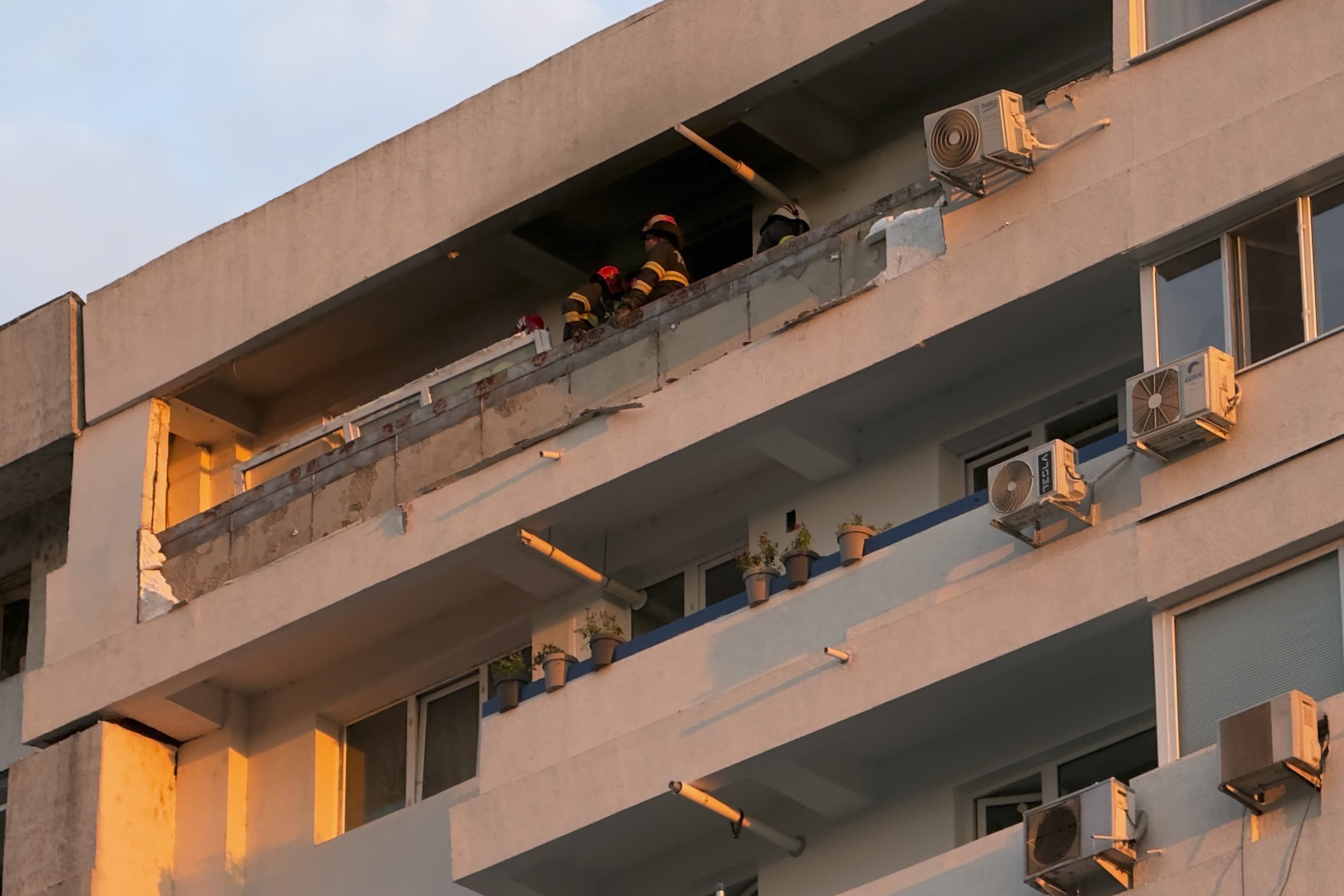 VIDEO&FOTO Momentul în care drona se prăbușește pe blocul din Galați. Cum arată apartamentul lovit