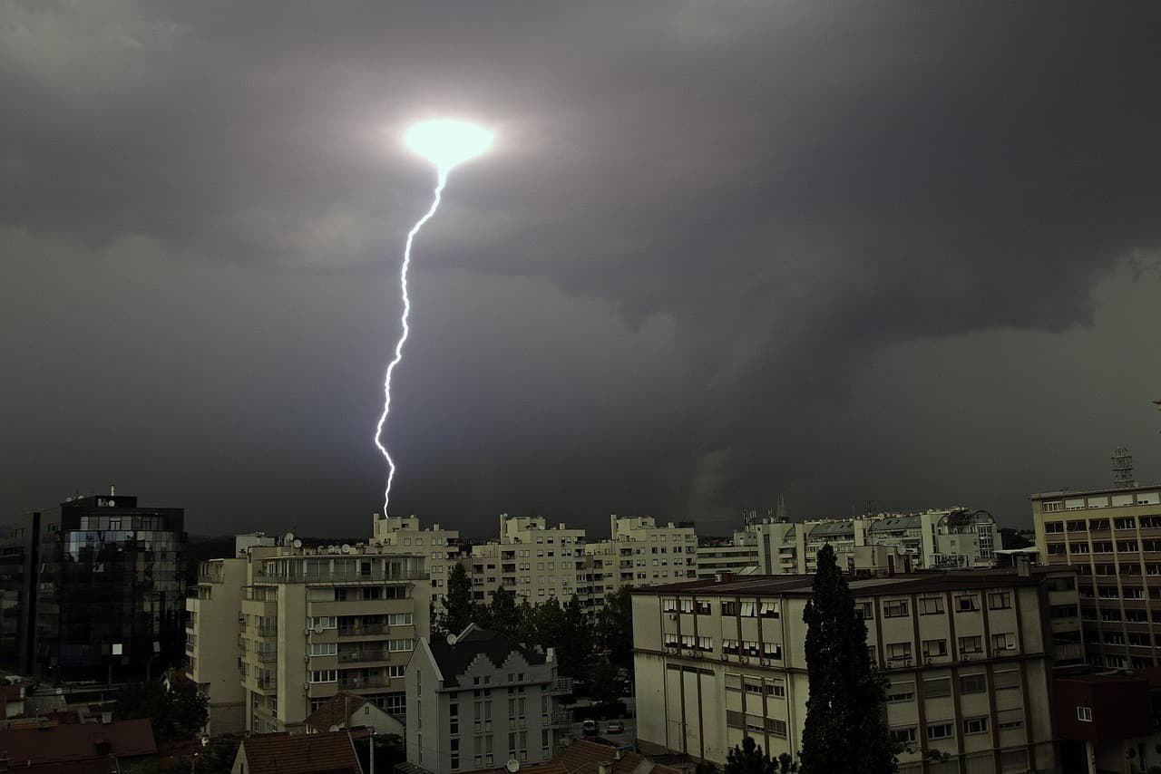 ANUNȚ Aproape toată România sub alertă: averse torențiale, descărcări electrice, intensificări ale vântului, vijelii și căderi de grindină