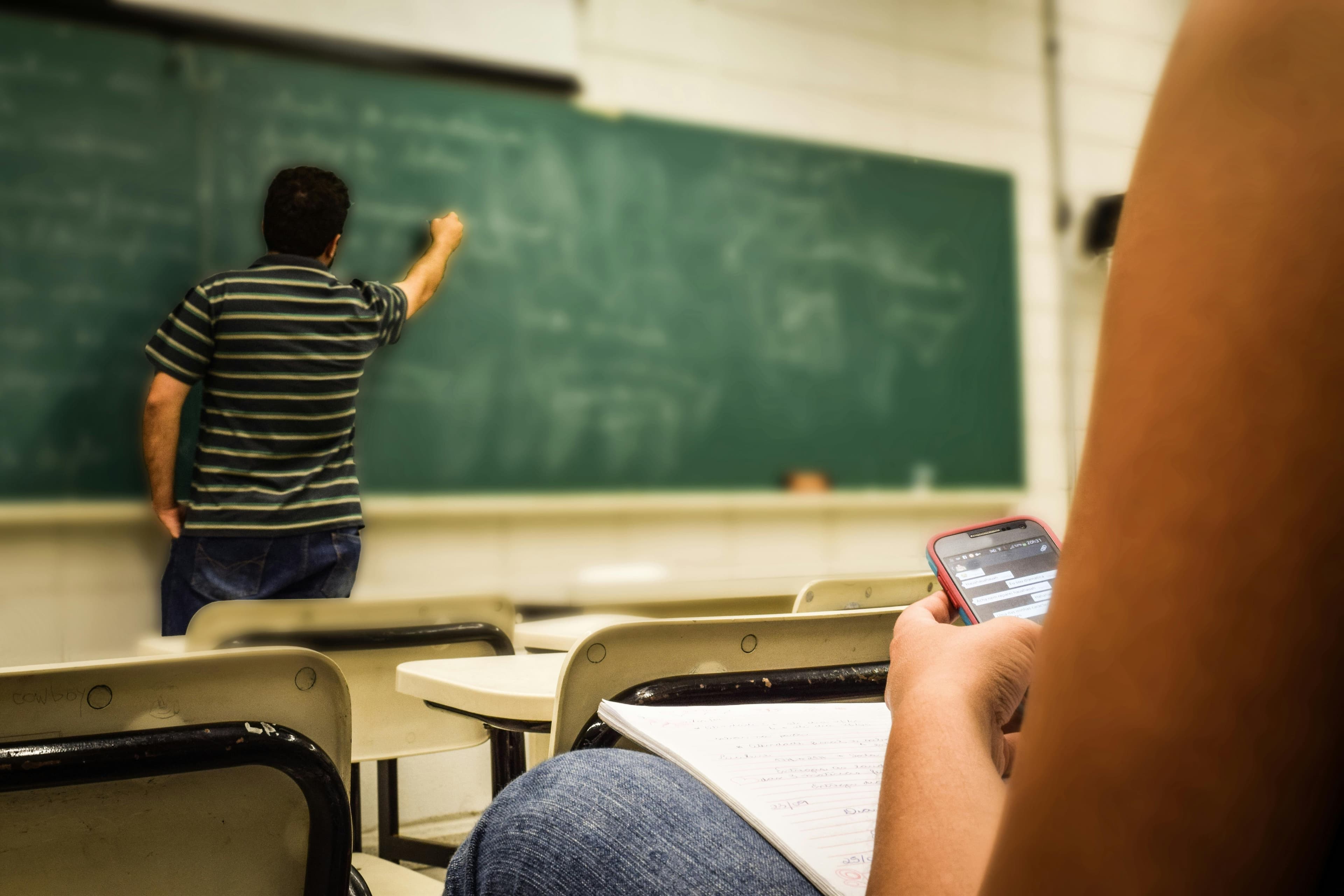 DOCUMENT Tomac vrea ca salariul pentru profesorii debutanți să fie de 6.000 lei net, iar educația să primească 15% din bugetul de stat