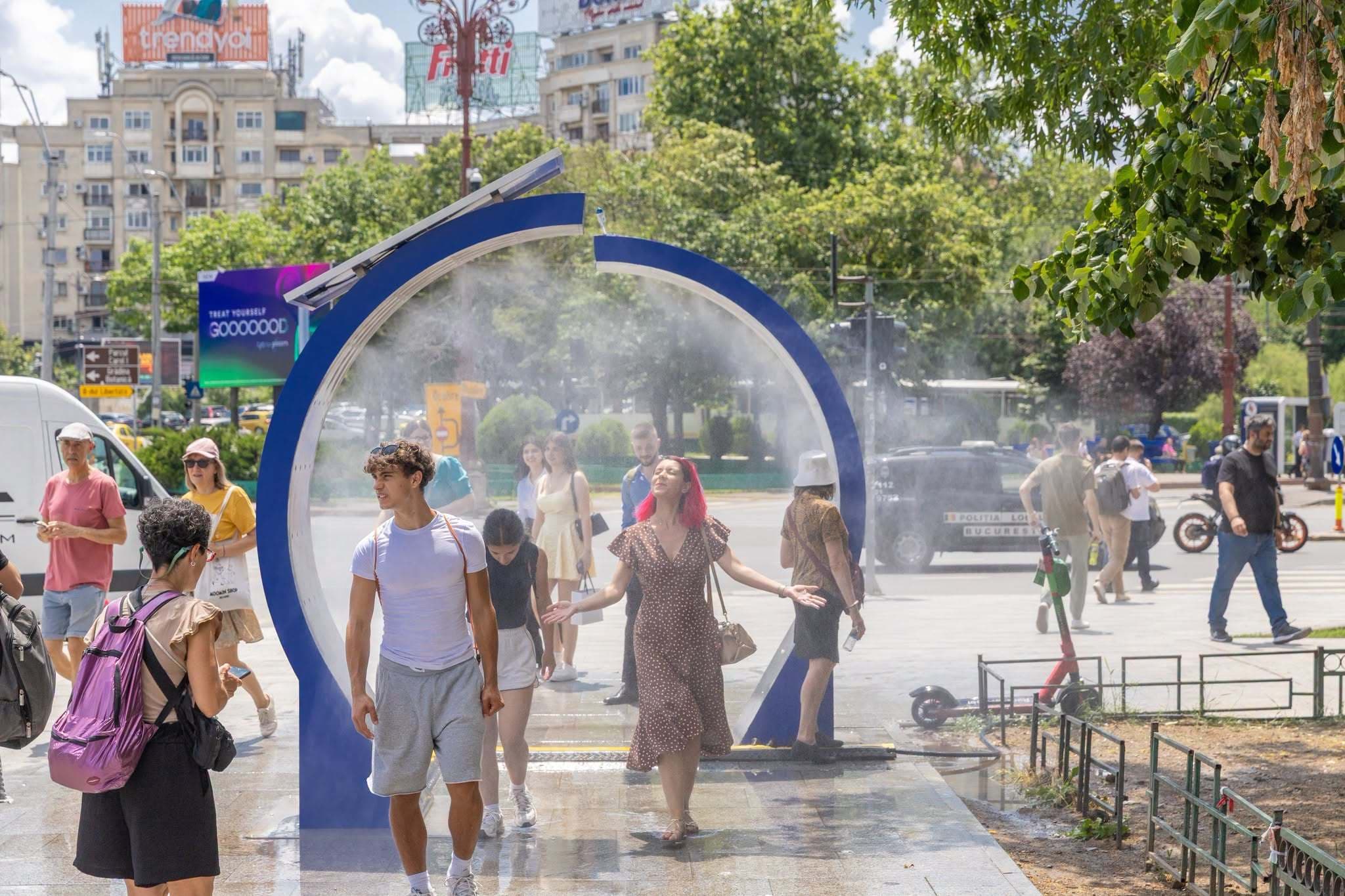 FOTO LISTĂ Dușuri stradale și cișmele montate în București. "Corporatiști la costum, livratori de mâncare, copii, seniori, turiști, mămici cu cărucioare, nimeni nu ratează perdelele cu vapori de apă!"