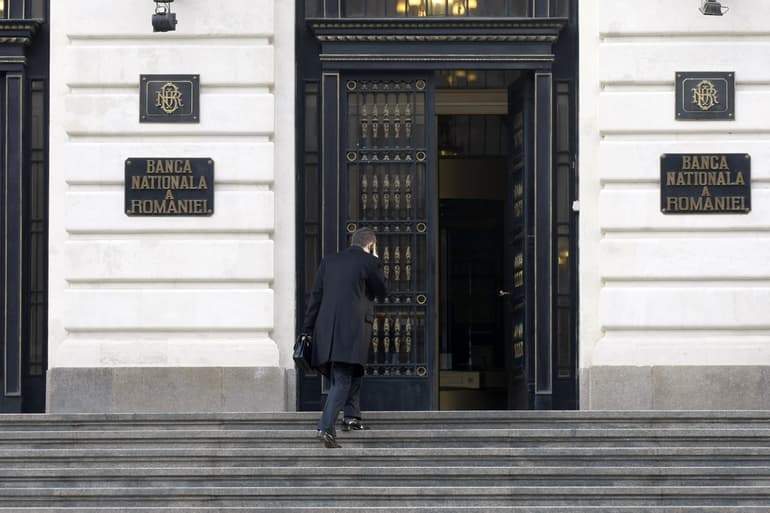 BNR avertizează: Bani falși pe piață. Bancnota de 100 lei, cea mai falsificată