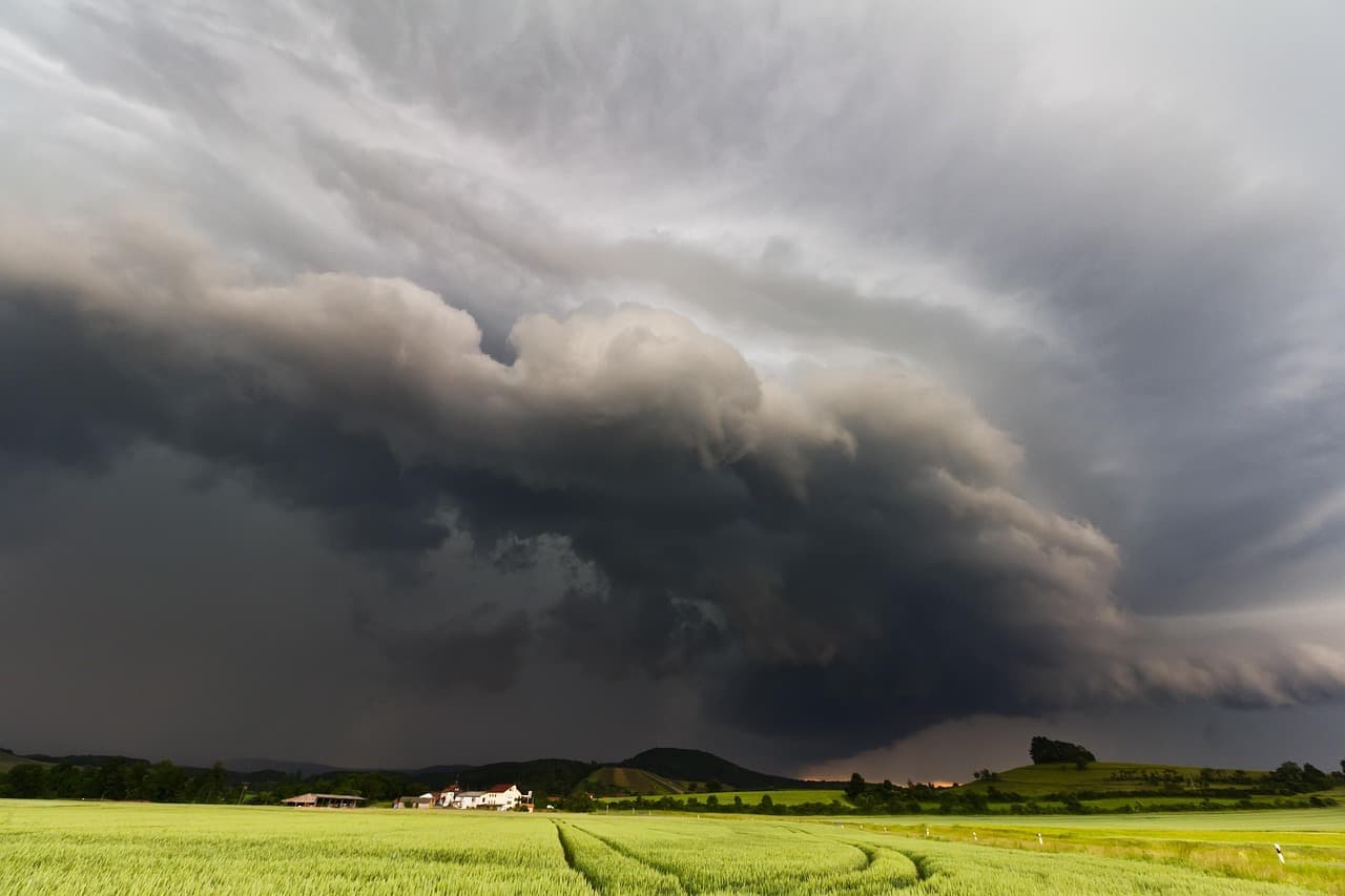 Avertisment meteo: Ploi torențiale și vijelii în București și județele limitrofe