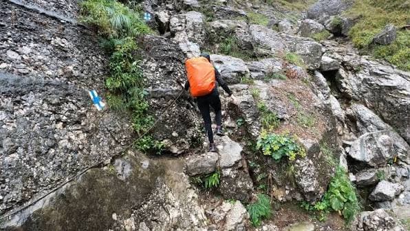 Un pod de gheață s-a rupt sub turiști. Traseul Jepii Mici din Bucegi rămâne închis din cauza zăpezii
