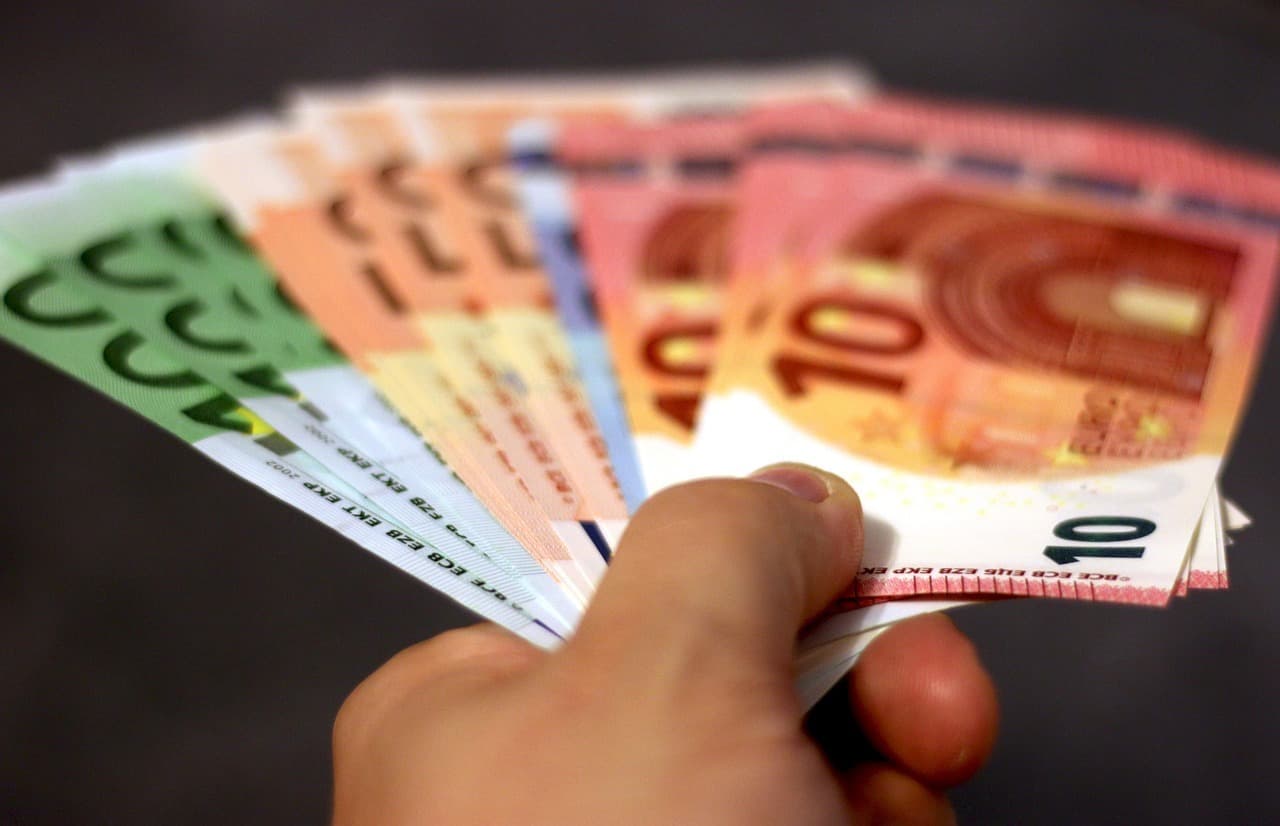 Plățile cash, limitate la 500 de euro, în Grecia. Reguli mult mai stricte pentru tranzacțiile în numerar, cu amenzi drastice