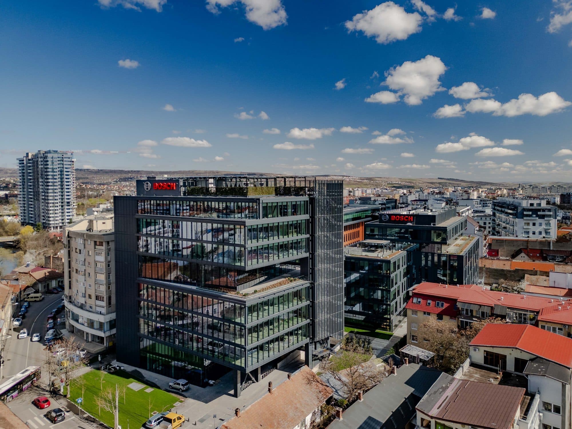 Concedierile de amploare din România sunt duse și în țara vecină chiar sub conducerea românului proaspăt instalat CEO. Gigantul german Bosch taie sute de locuri de muncă în Bulgaria, după modelul din România