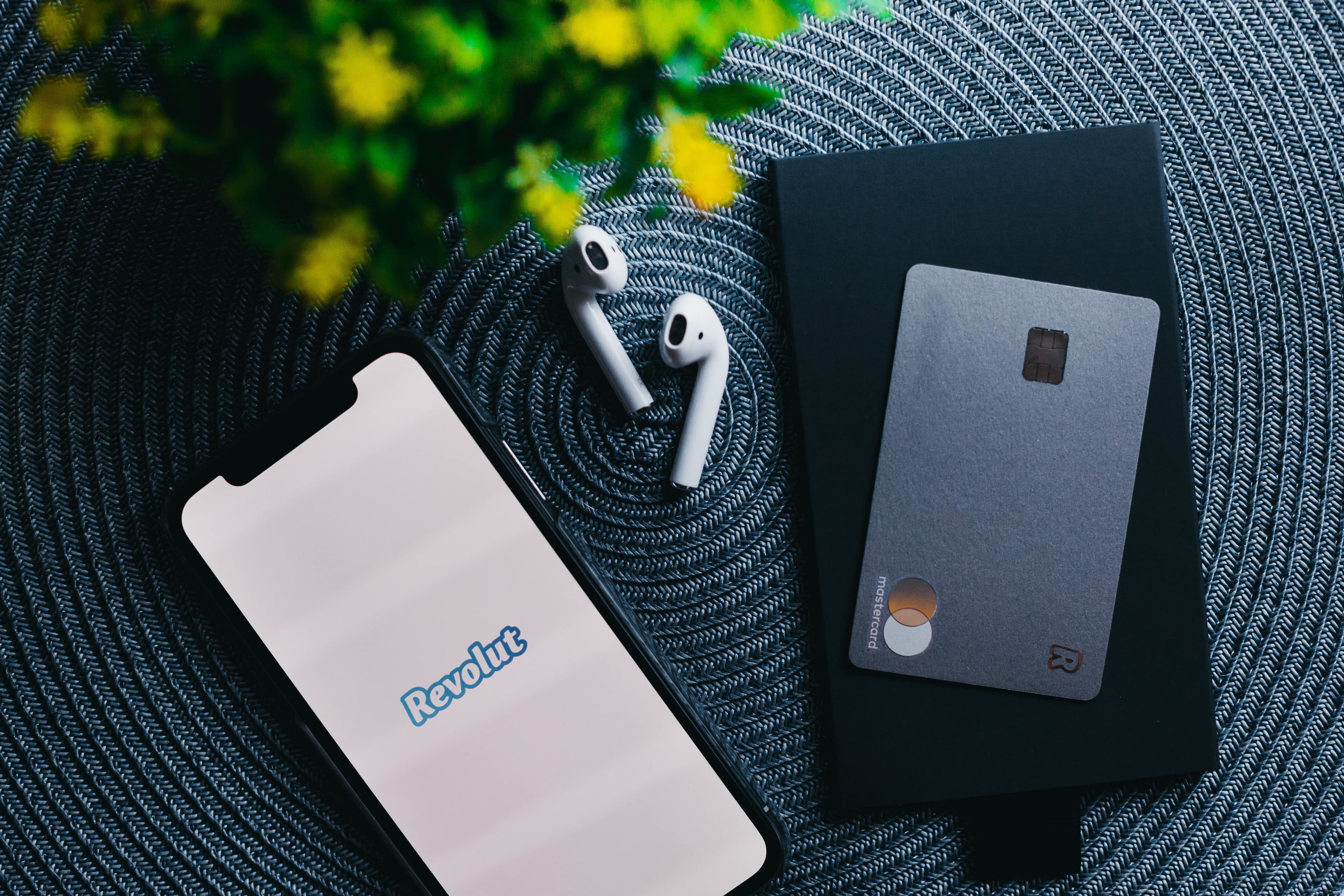 Revolut anunță o strategie surpriză într-un mail intern către angajați: Bonus substanțial dat angajaților care aduc afaceri pe platformă. Plus business banking și produse de credit pentru firme