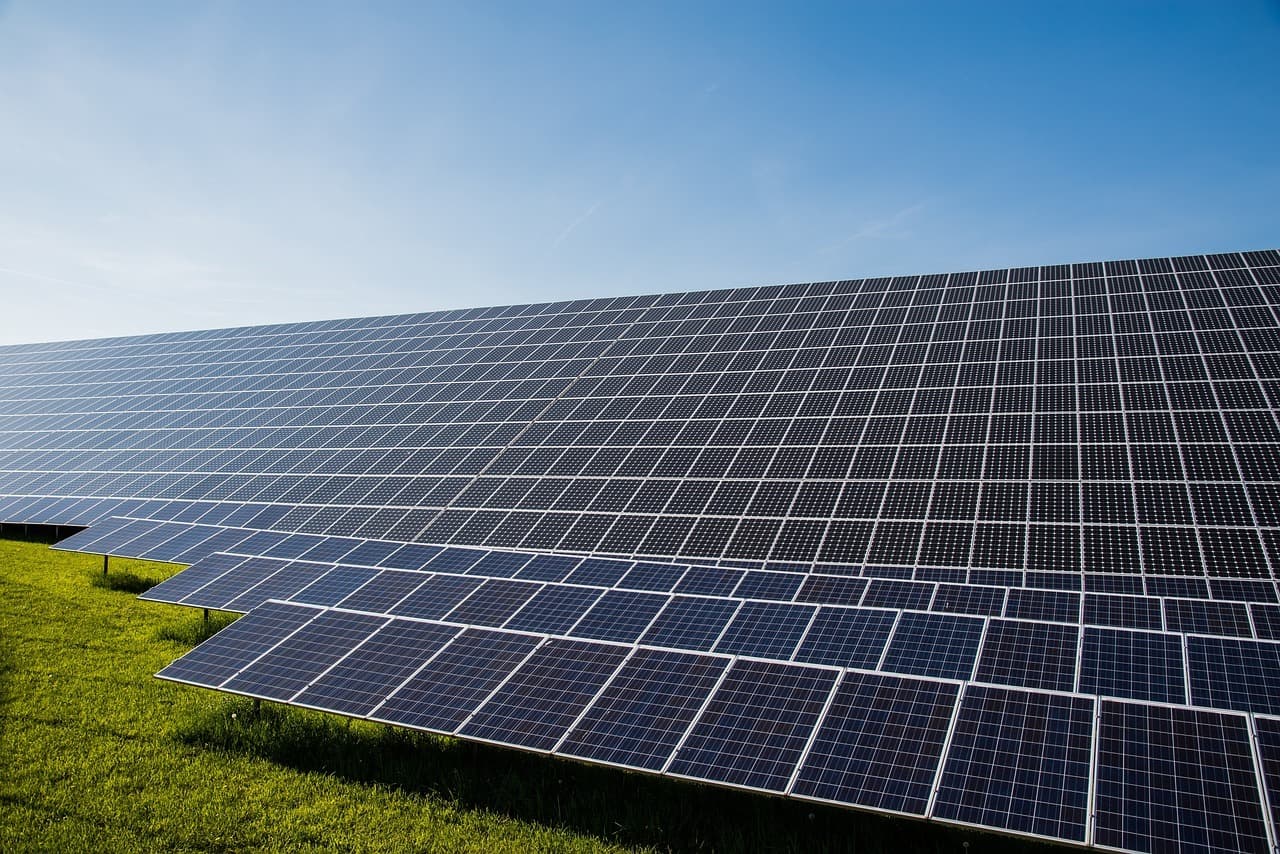 Terenurile agricole degradate vor fi concesionate pentru proiecte de energie regenerabilă. Guvernul estimează venituri la buget de peste 100 milioane lei anual