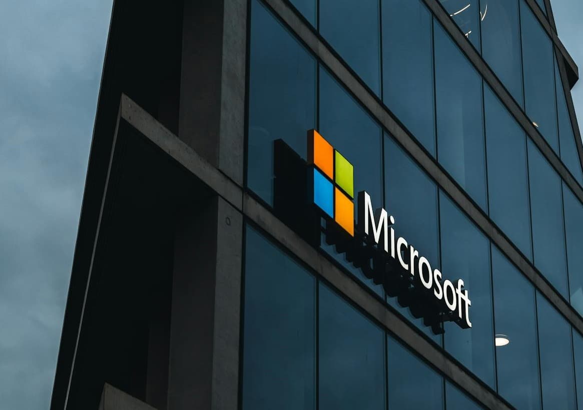 Microsoft lansează o companie pentru integrarea AI-ului
