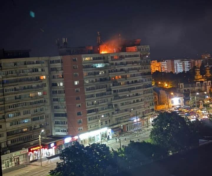 România este în Breaking News. O dronă s-a prăbuşit pe un bloc în Galaţi - FOTO