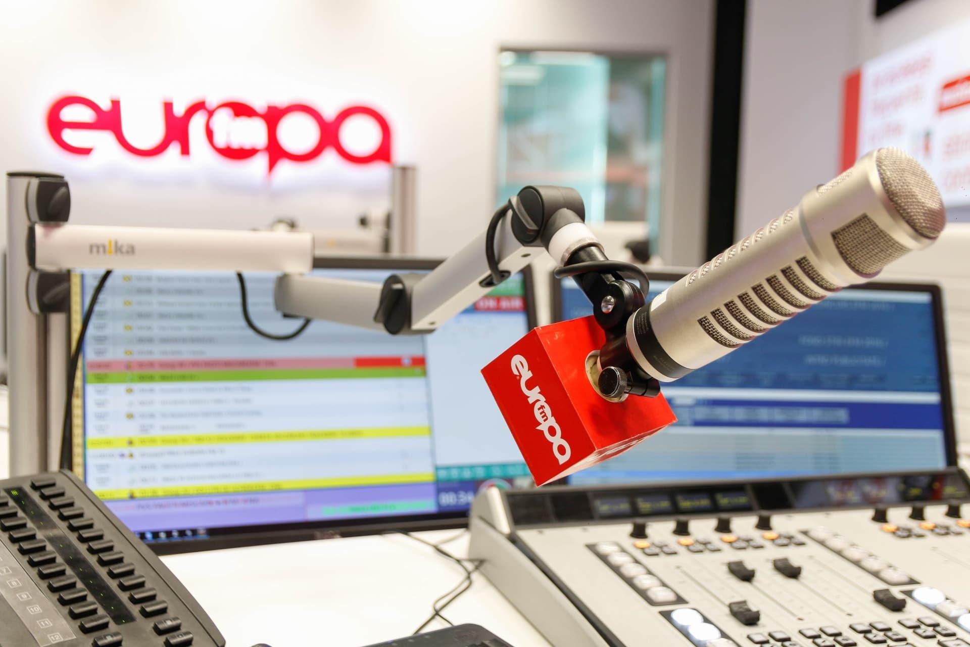 Plecare surpriză şi subită de la vârful Europa FM, după numai câteva luni. Postul rămâne fără şeful companiei (în trecut director Digi FM). Cine îi preia atribuţiile?