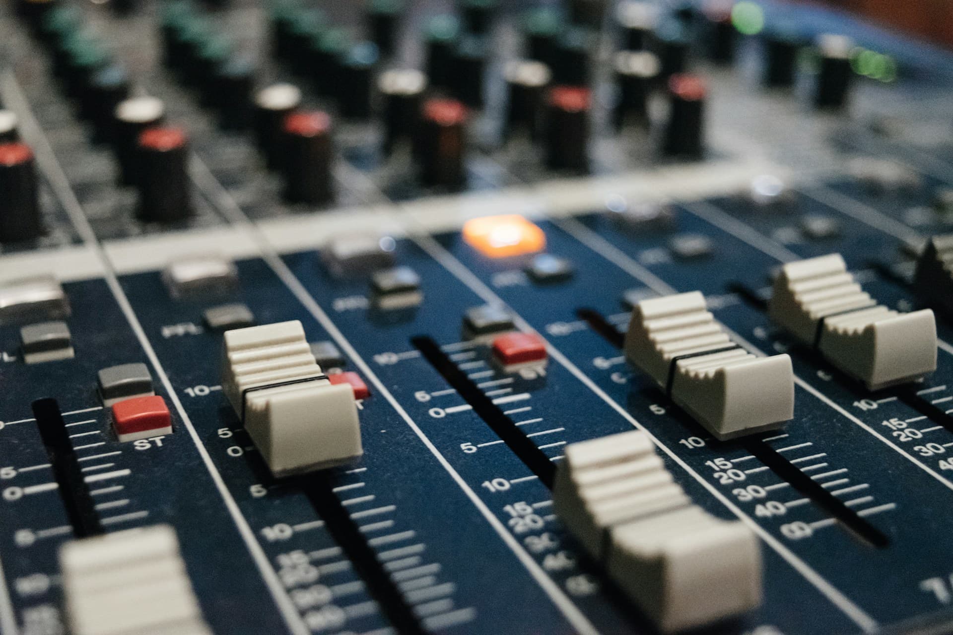 AUDIENŢE MATINALE RADIO. Care este cea mai ascultată emisiune din România. Are peste 1,2 milioane de ascultători