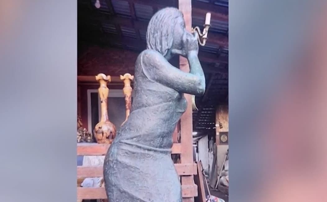 Statuia "Bârfa satului", furată dintr-o piaţă din Germania, găsită într-o casă din Buzău