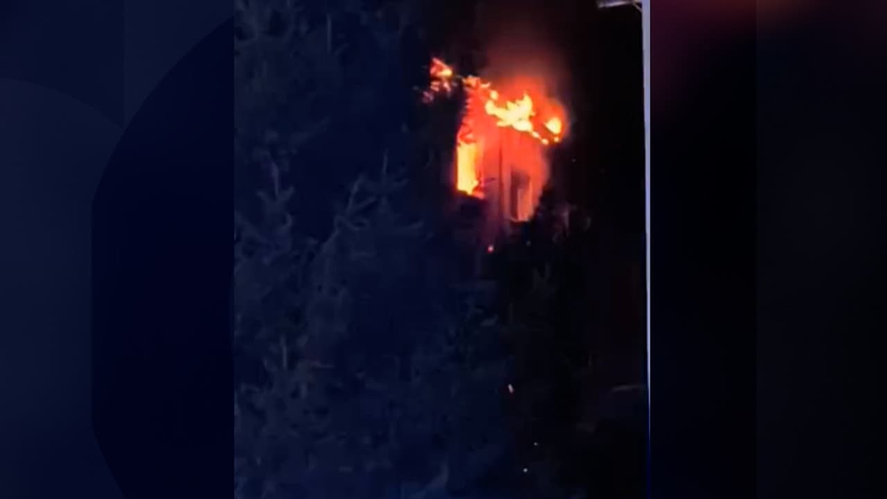 Incendiu devastator într-un bloc din Bacău. O femeie a murit după ce garsoniera i-a fost cuprinsă de flăcări