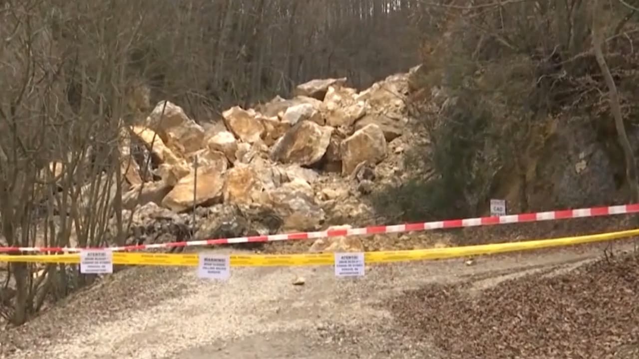 Pericol pe drumul spre Poiana Brașov. Alunecări masive de teren au blocat traseul frecventat de turiști