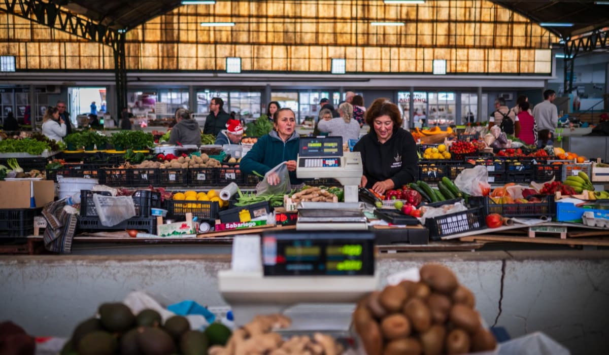 Vânzările de alimente în România au scăzut la nivelul celui din pandemie. La ce renunță românii