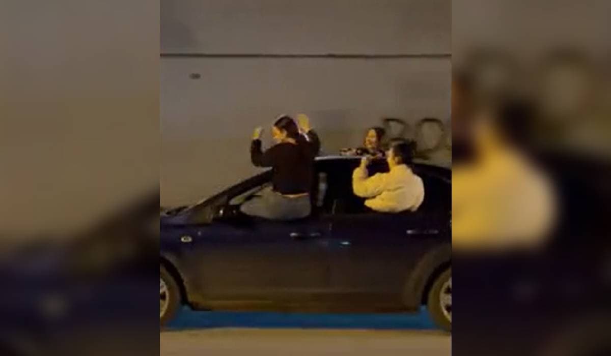 Momentul în care patru tinere dansează pe geamurile unei mașini în mers, în Cluj. Şoferiţa, sancţionată