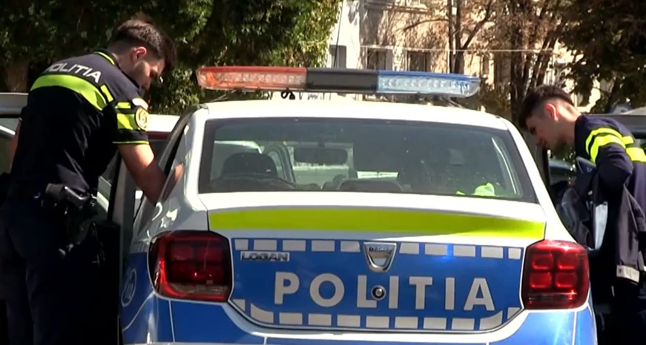 O şoferiţă de 18 ani a intrat cu maşina în autospeciala poliţiei. Agenţii veniseră la alt accident, în Galaţi