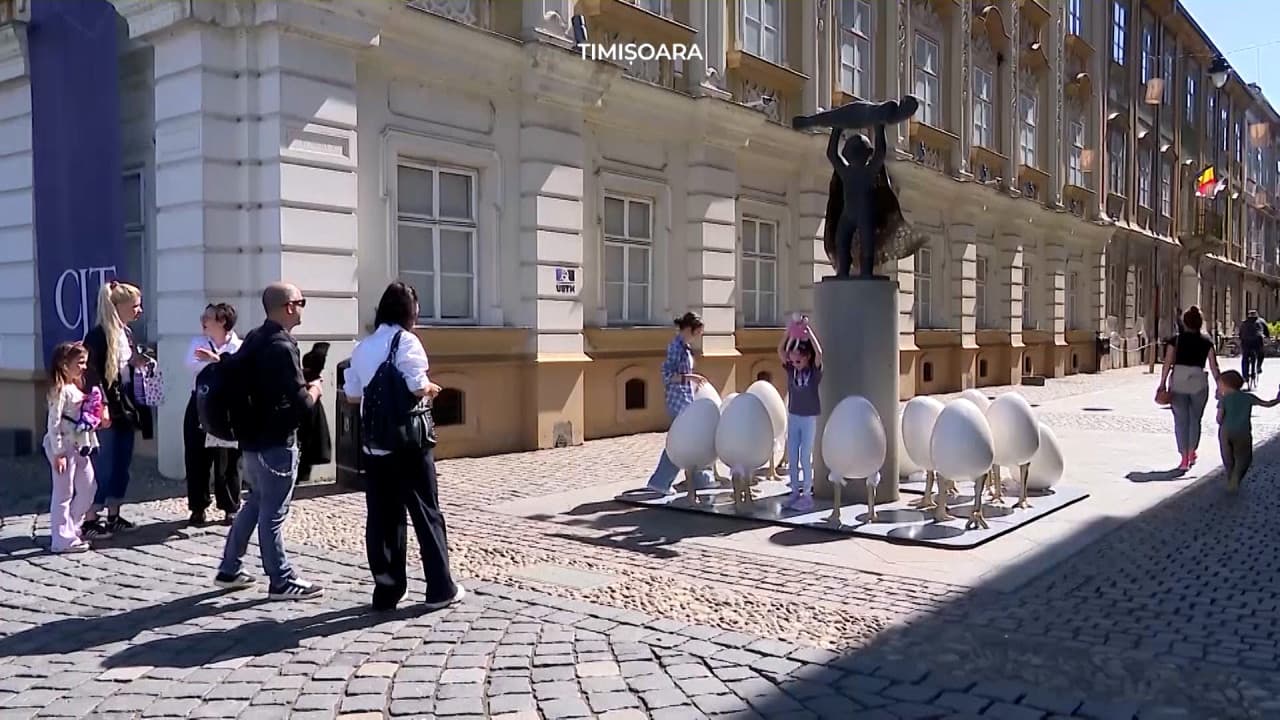 Controversă la Timișoara cu decorul de Paşte de 7.000 de euro. Ouăle gigant iau faţa unei statui cu mesaj