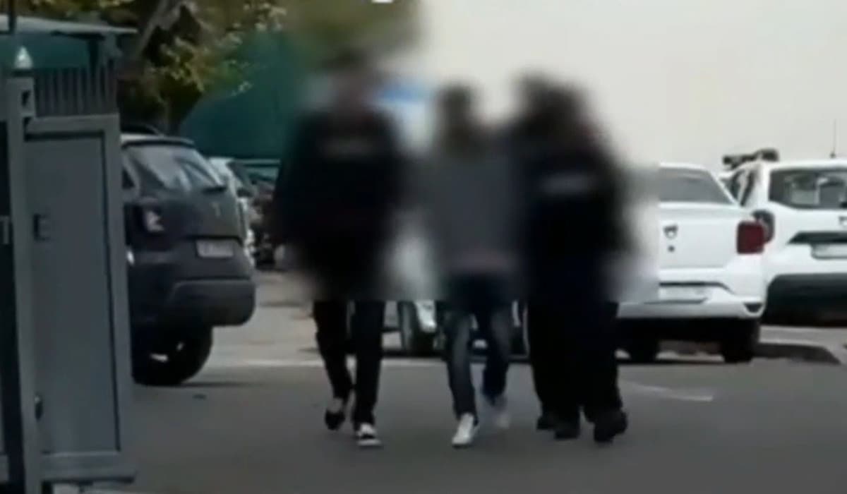 Doi tineri au fost arestați preventiv după ce au incendiat casa unei femei în Galați