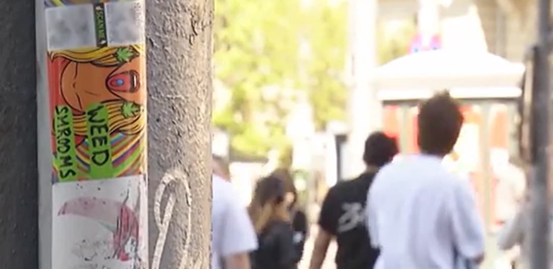 Droguri cu QR. Cum îşi fac traficanţii reclamă, în văzul lumii, pe stâlpi, semafoare sau băncile din parc