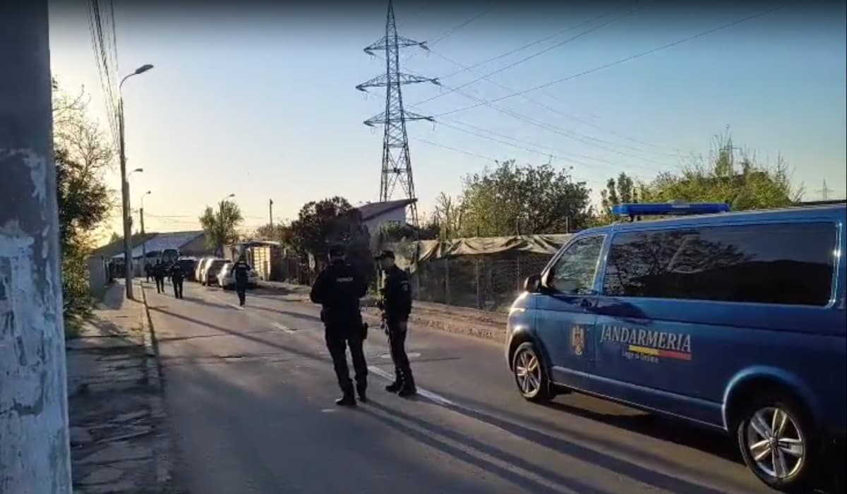 Dronă prăbuşită în Galaţi. Localnicii, sfătuiţi să evacueze. Unii se plâng că nu pot ajunge la rude