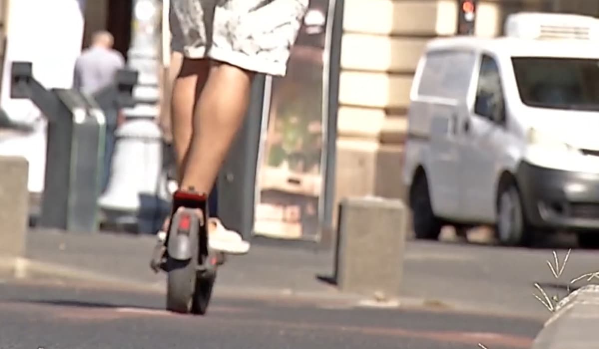 Accident mortal în centrul Capitalei. O femeie de 35 de ani a murit vineri după ce a căzut de pe o trotinetă electrică