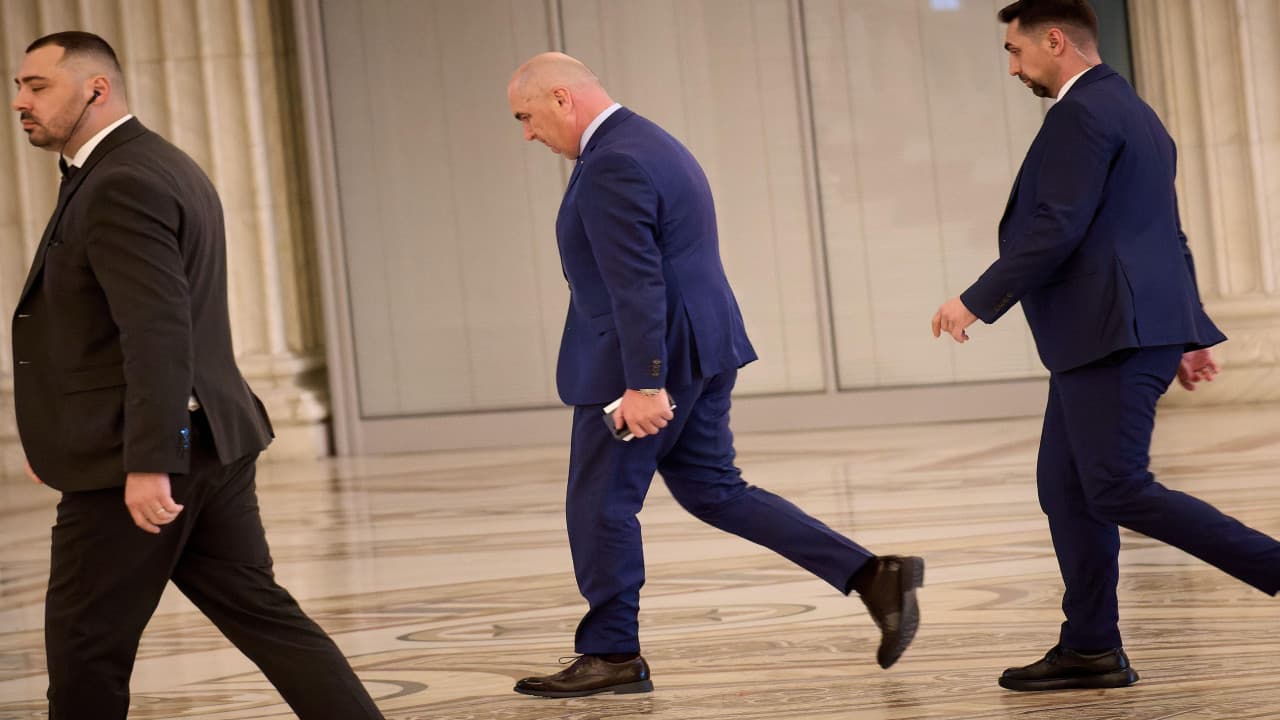 Analiză: Cine câștigă și cine pierde după moțiune. Scenariile pentru PSD, PNL și AUR