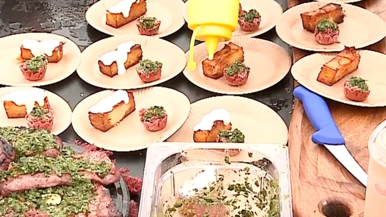 Festivalul care a adunat mii de pofticioși: steak-uri uriașe și carne gătită 10 ore, la Târgu Mureș