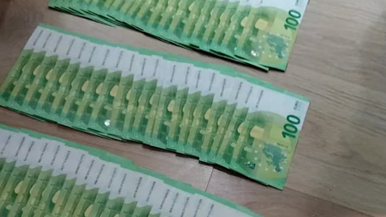Anchetatorii ar fi găsit 130.000 de euro în biroul și mașina unui procuror din Constanța