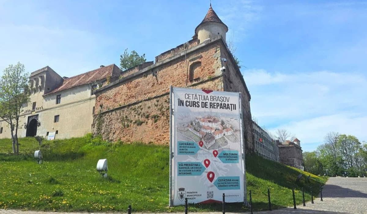 Bucăţi de zid căzute şi tencuială umflată la Cetăţuia Braşovului. Monumentul intră în reparaţii
