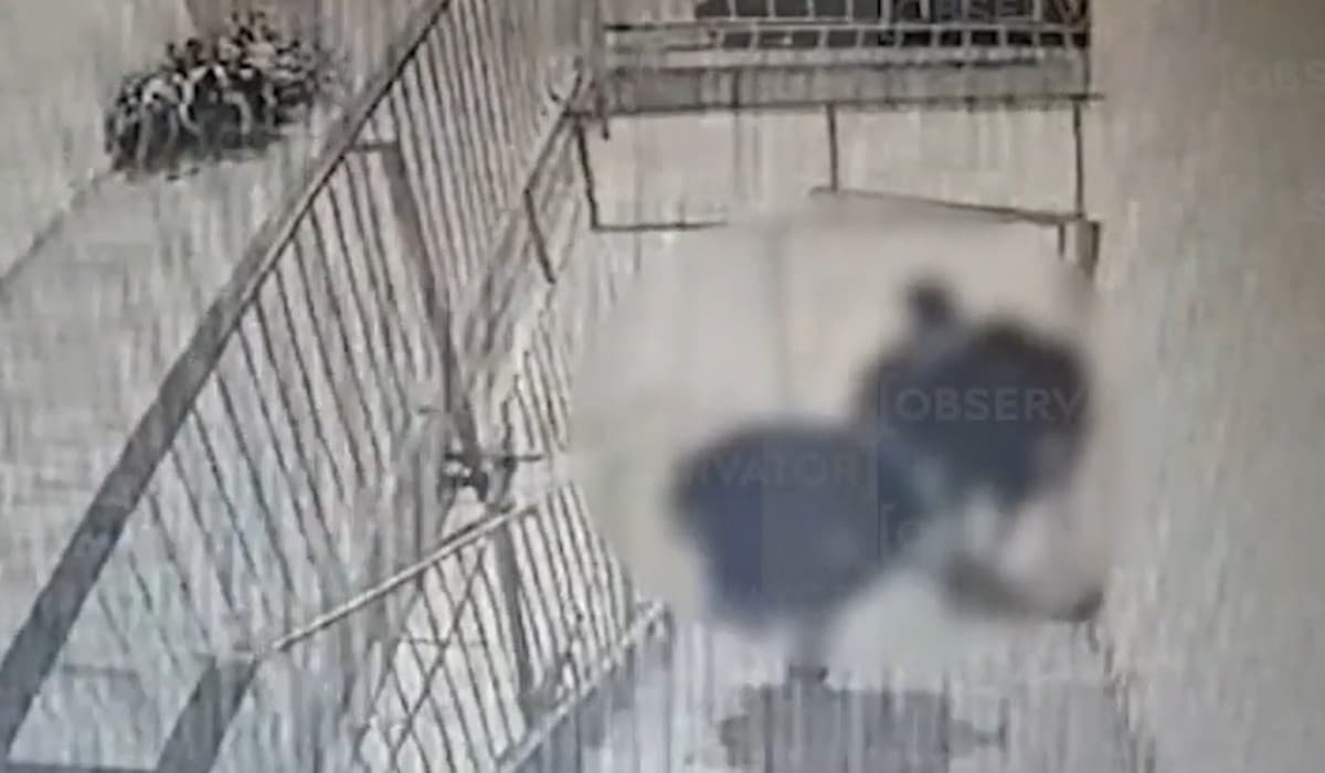 O adolescentă a căzut de la etajul 11, după ce urcase pe bloc cu doi băieţi ca să-şi facă poze, în Bucureşti