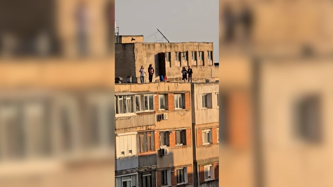 Joacă inconștientă printre tinerii din Galați. Surprinși când aleargă și sar de pe un bloc turn pe altul