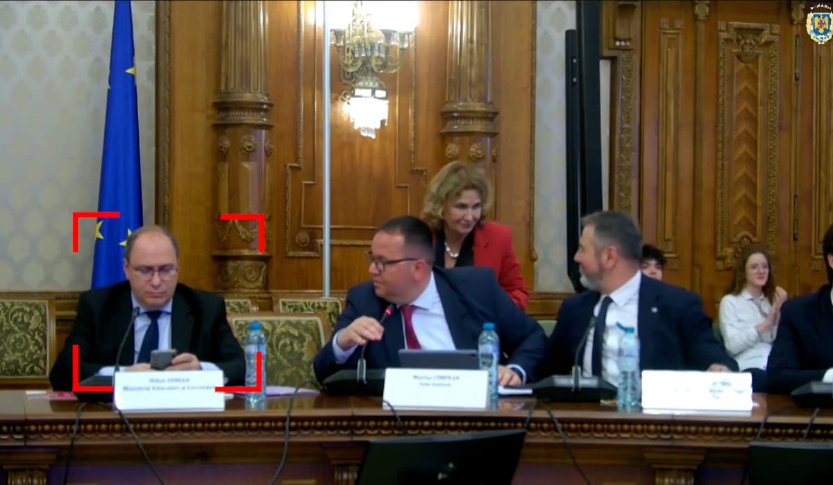 Ministrul Educaţiei, dezinteresat şi cu ochii în telefon, în timp ce o elevă plângea despre acest fenomen