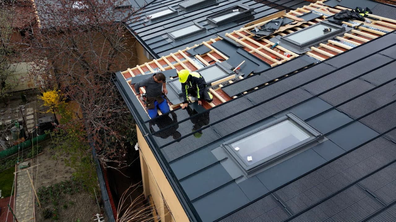 Localitatea care aduce în România o premieră: ţiglele fotovoltaice