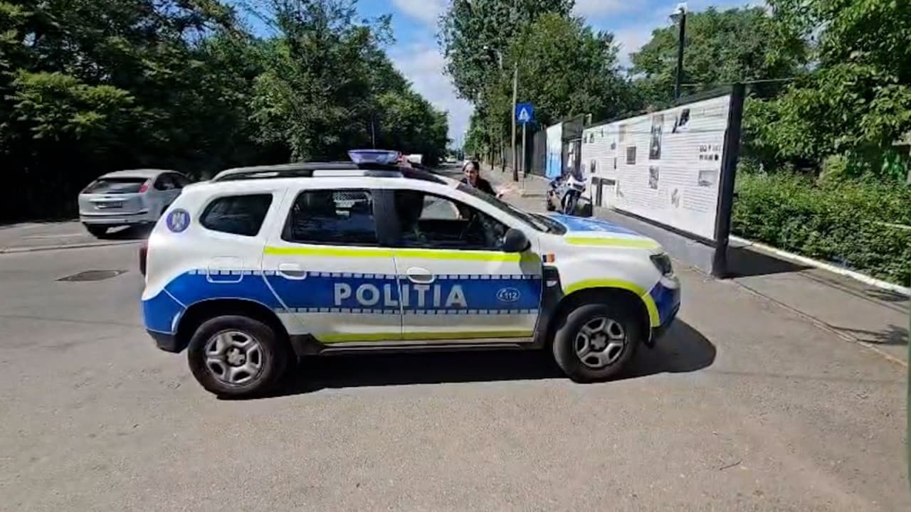 Imagini uluitoare la liceul unde elev era să fie înjunghiat. Poliţiştii, certaţi de paznic. "Cine v-a chemat?"