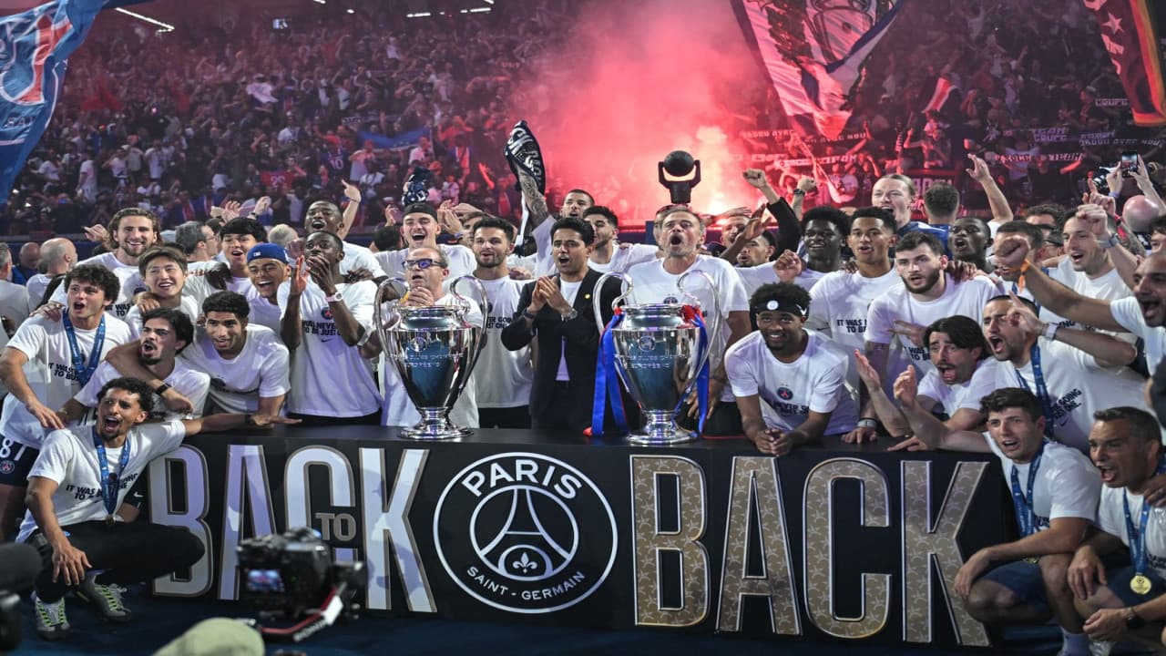 Sărbătoare nebună pe străzile Parisului. Jucătorii lui PSG au petrecut alături de 100.000 de oameni