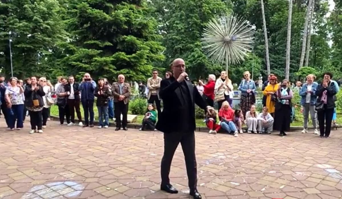 Spectacol cu Filarmonica "George Enescu" la Botoșani. Muzicienii au cântat pe străzi, în parcuri și pe alei