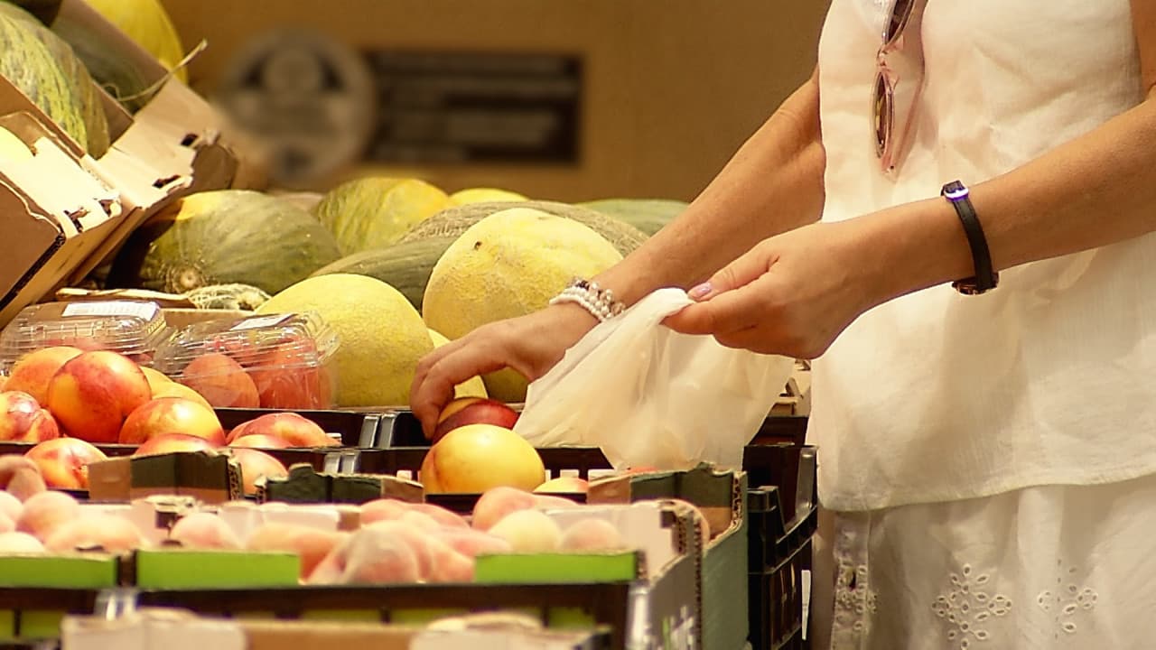 Scumpirile readuc vânzarea "pe caiet". Tot mai mulţi români cumpără pe datorie până la salariu sau pensie