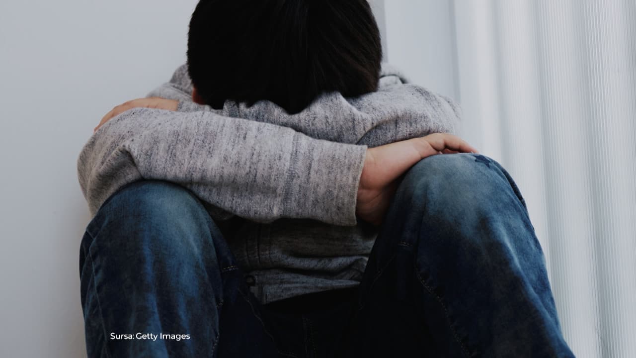Stresul online, notele şi bullying-ul cauzează depresie tinerilor. 1 din 2 elevi s-a gândit la sinucidere