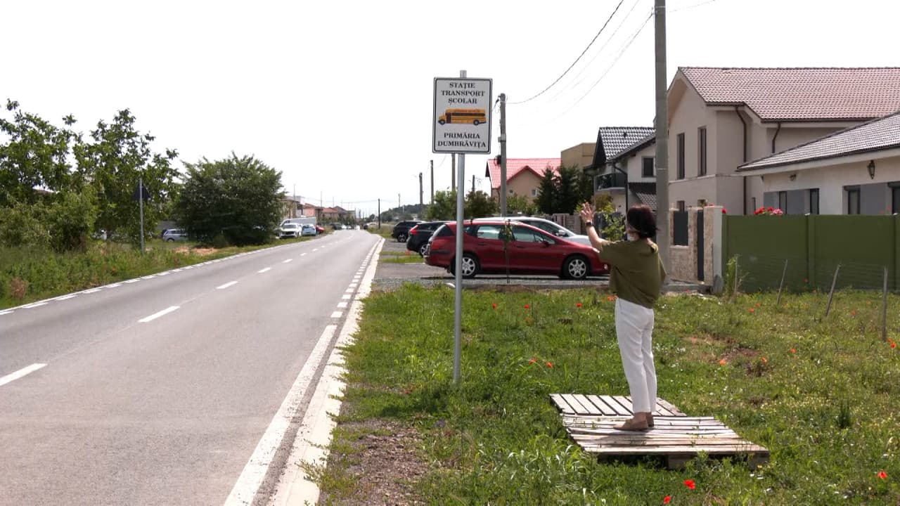 Locuitorii din Dumbraviţa, după accidentul mortal din lipsa trotuarelor: "Am emoţii când ies copiii pe stradă"
